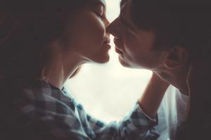 キスが上手い人と下手な人の違いとは？キスのテクを上達させる方法 - 恋愛 -