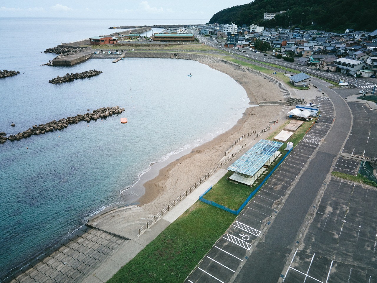 絶品の〈曙バーガー〉を求め、北陸のマリンブルー〈若狭和田海水浴場〉へ｜「colocal コロカル」ローカルを学ぶ・暮らす・旅する