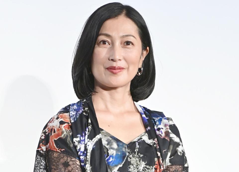 キャリア全盛期にNYへ。鶴田真由が悩めるミドル世代に伝えたいこと「しがみついたまま壊れるより、早めに手放した方が楽です」 | インタビュー